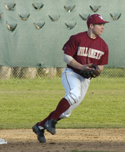 Linfield Defeats Bearcats, 6-1 and 4-3; Holds on in 9th Inning of Game 2