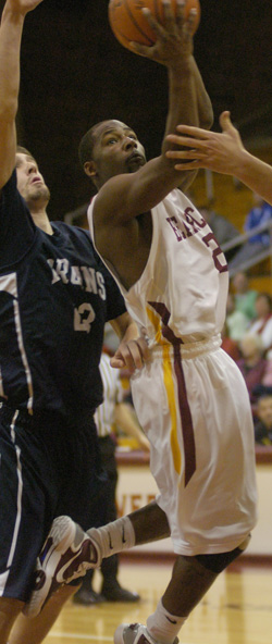 Puget Sound Holds Off Late Offensive Surge by Willamette, 69-65