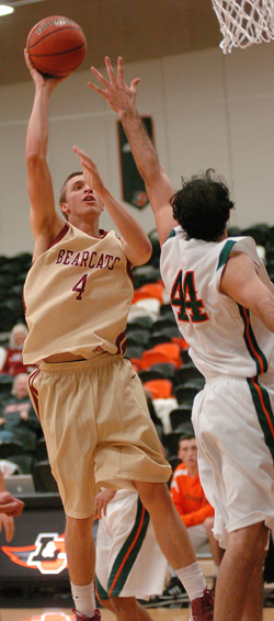 La Verne Holds Off Bearcats, 56-52, as Simmonds Scores 24 Points
