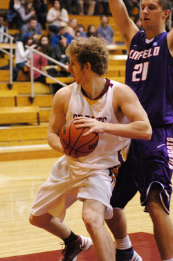 First Half Spurt Sends Redlands Past Bearcats, 89-75