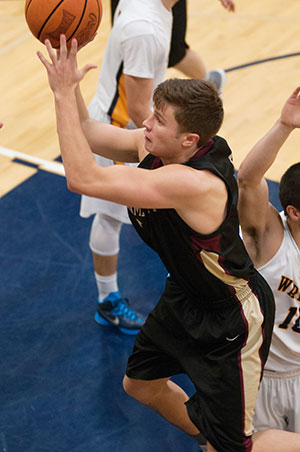 Harlington Makes Key Contributions to Bearcat Men's Basketball Team