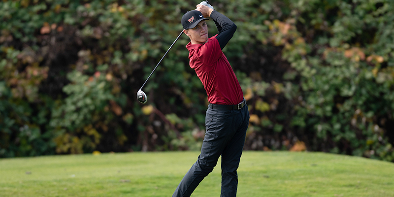 Andrew Kibbee follows his shot after hitting off the tee box.