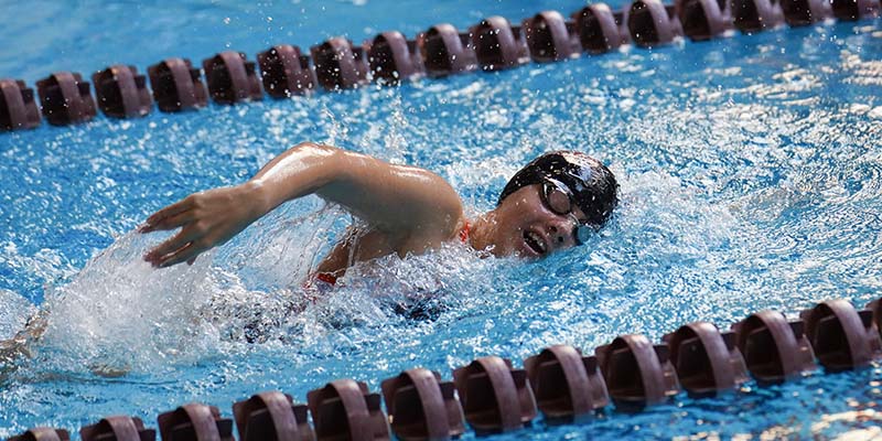 Alayna Kisiday swims freestyle for the Bearcats.