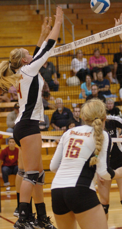 Whitman Defeats Bearcats in Three Sets in NWC Action